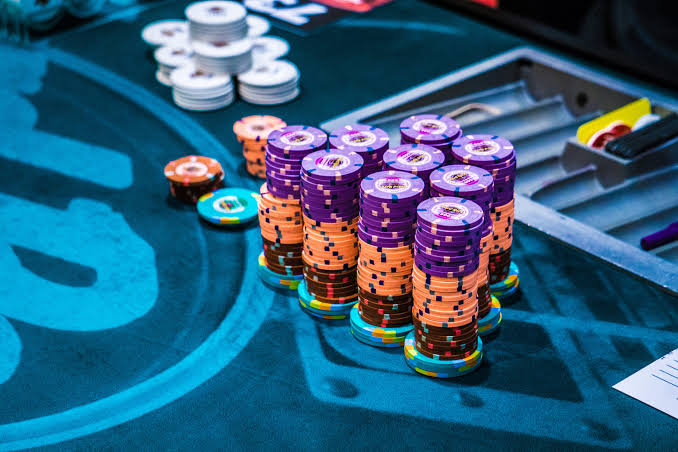 High-Roller-Chips am Casinotisch